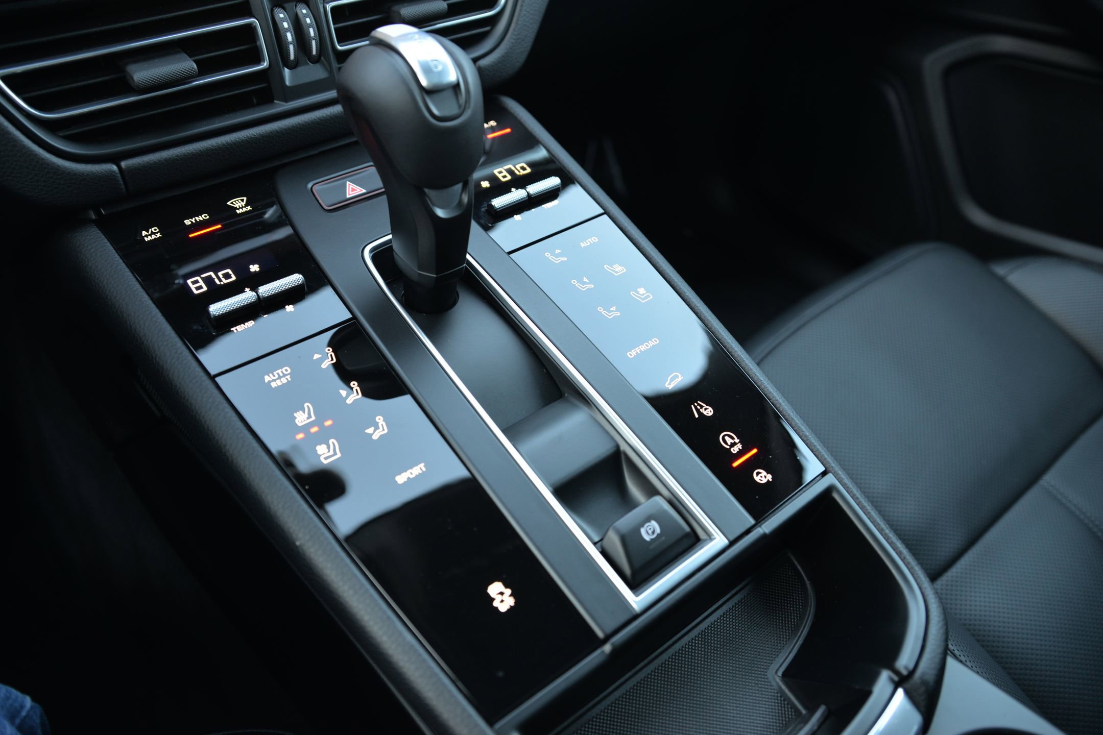 Certified 2025 Porsche Macan image 30