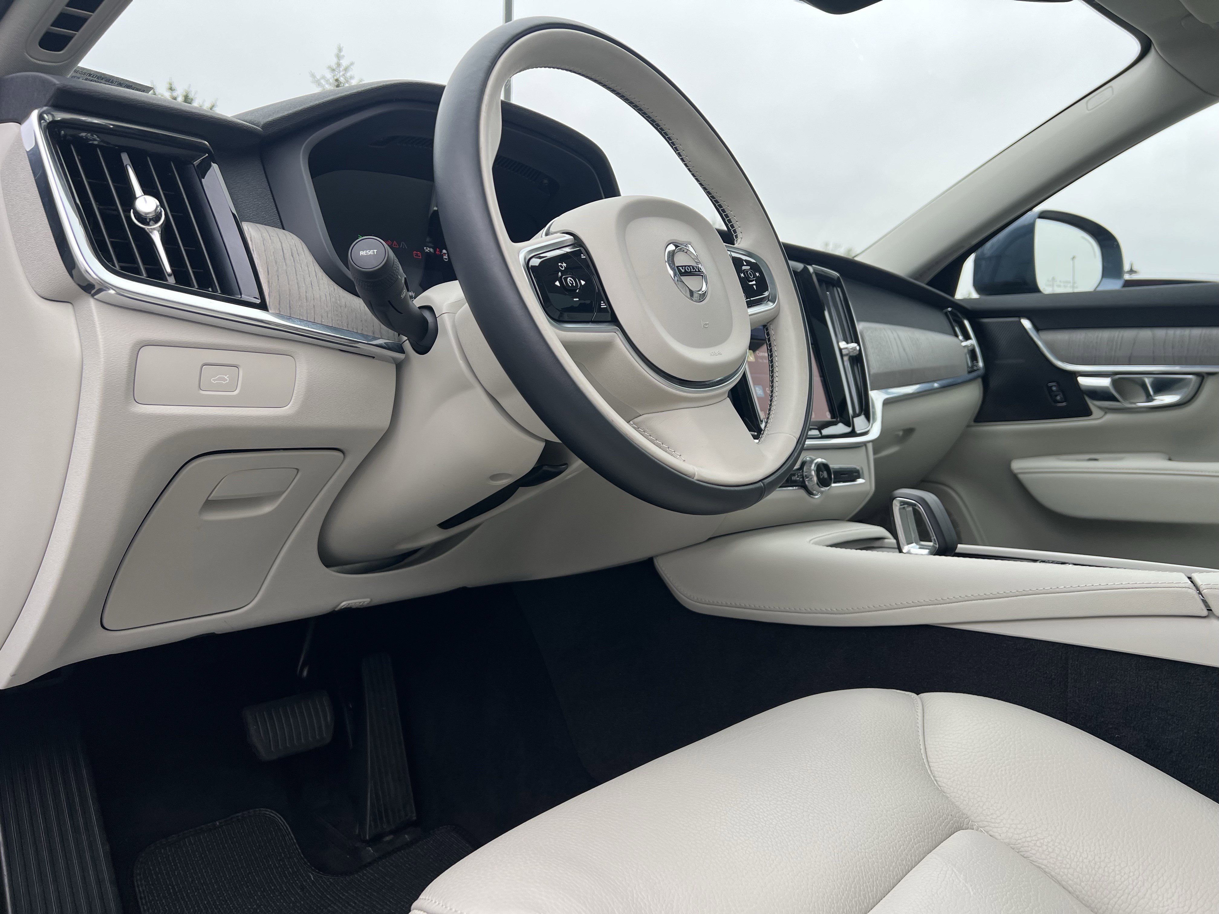 Used 2025 Volvo V90 B6 Cross Country Plus image 14