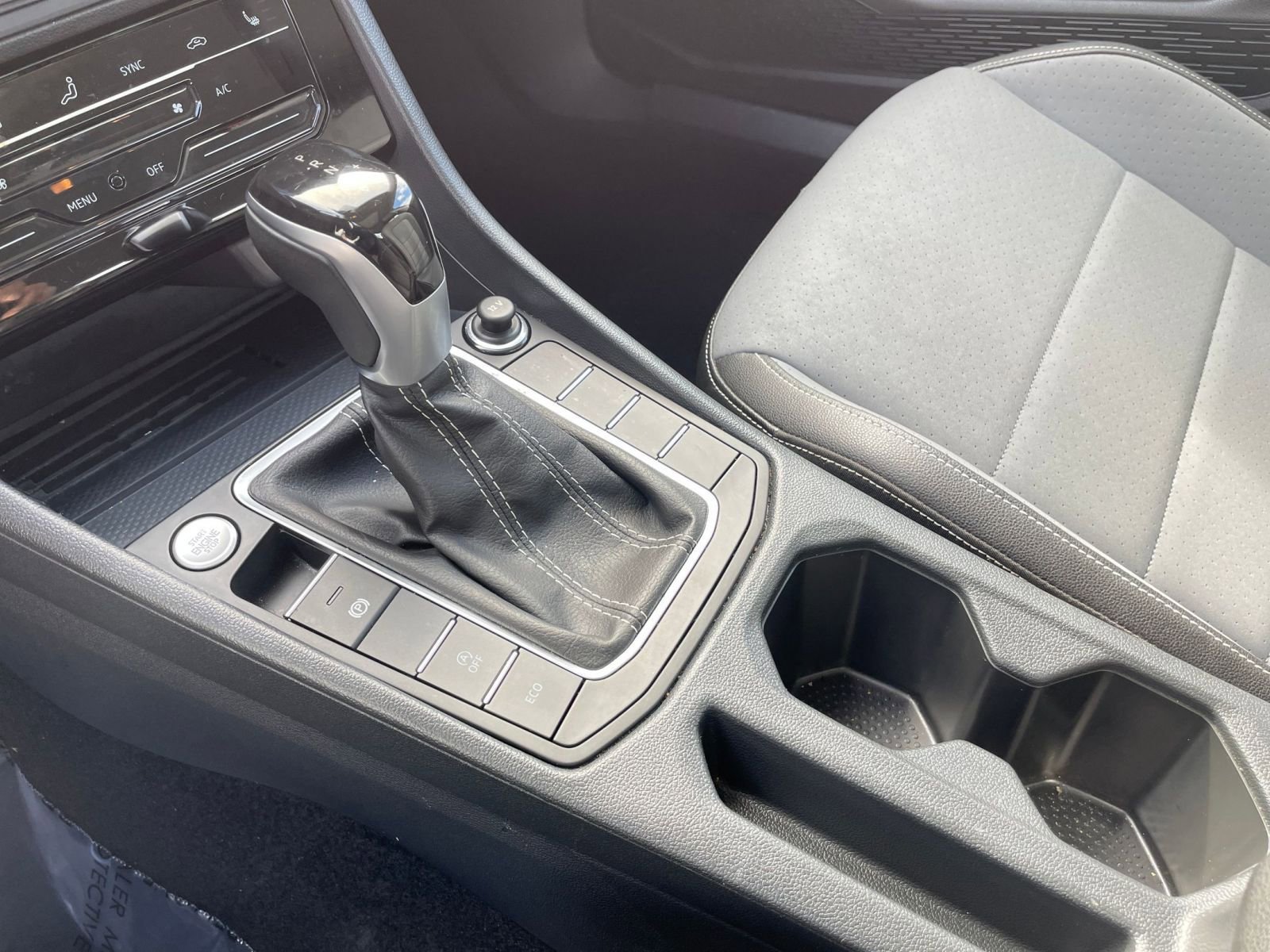 Used 2025 Volkswagen Jetta SE image 41