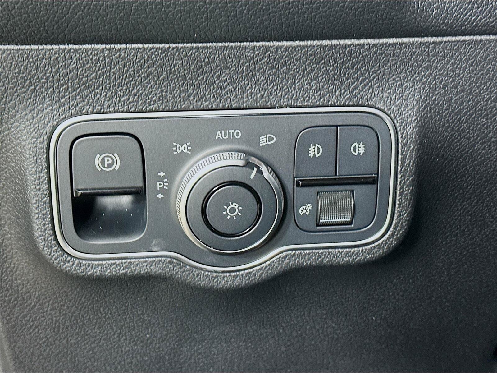 Used 2026 Mercedes-Benz GLB 250 4MATIC image 10