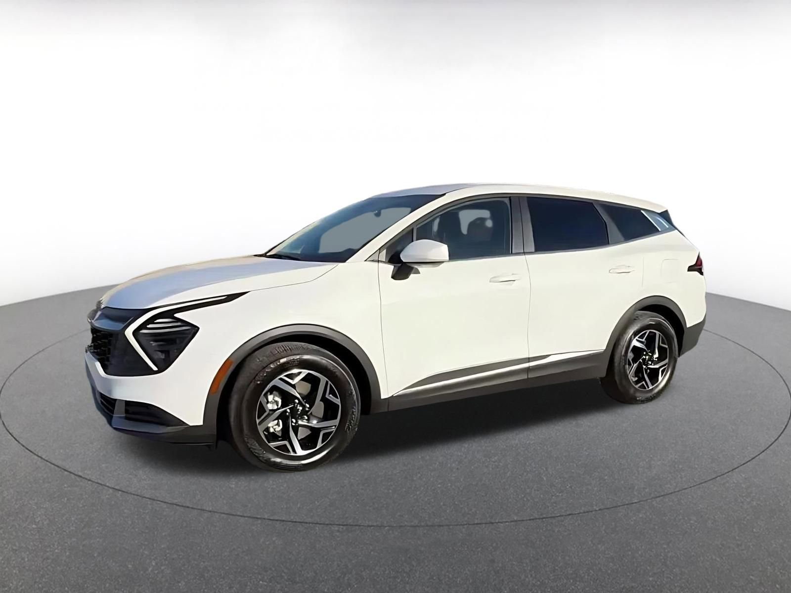 Used 2025 Kia Sportage LX image 9