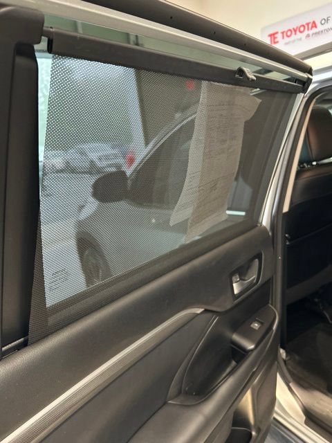 Used 2018 Toyota Highlander SE FWD image 19