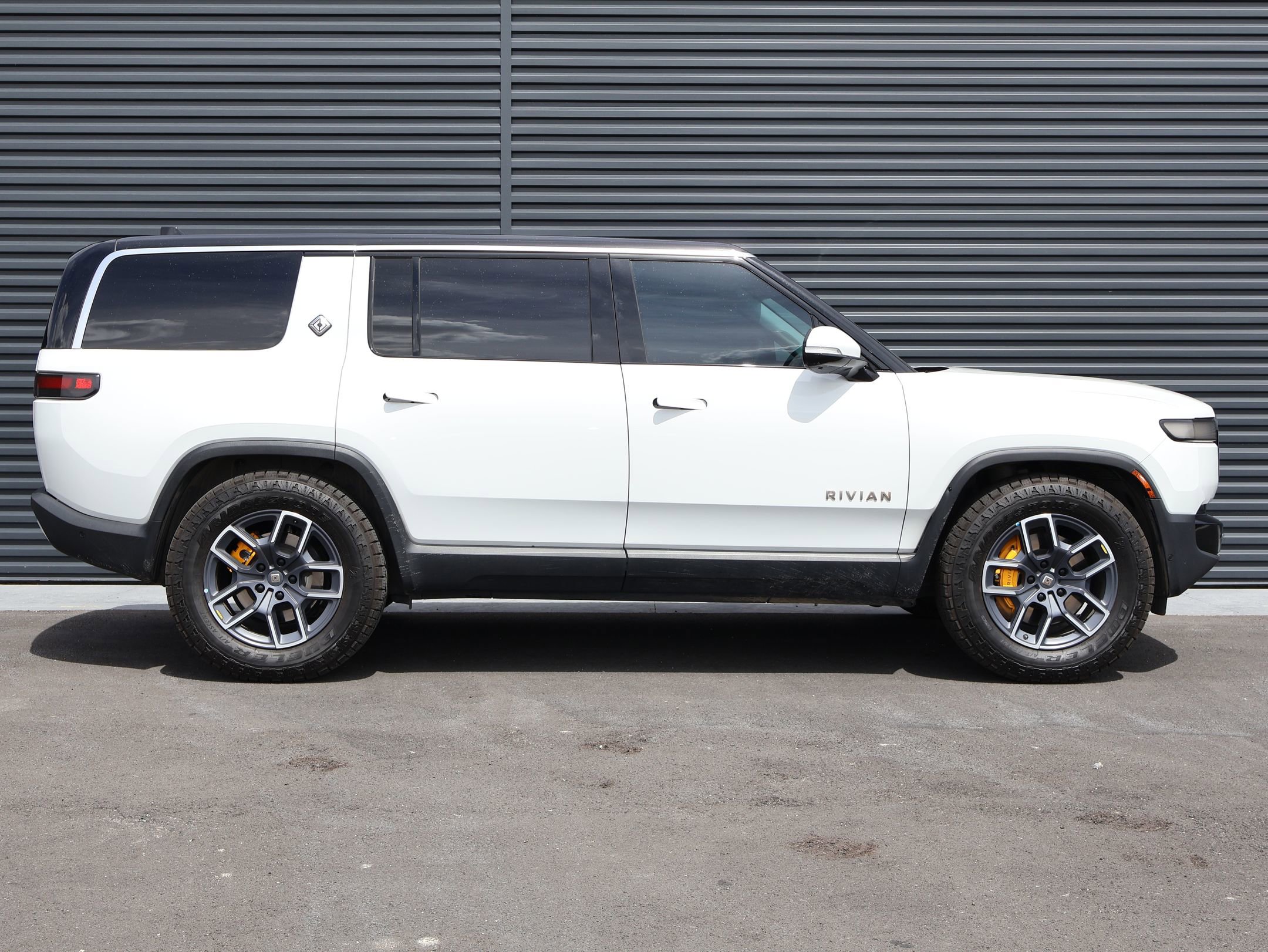 Used 2023 Rivian R1S Launch Edition AWD/4WD image 4
