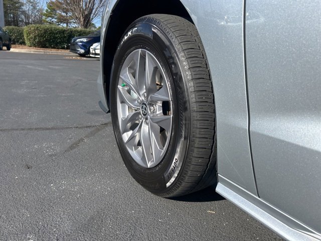 Used 2025 Toyota Sienna LE image 11