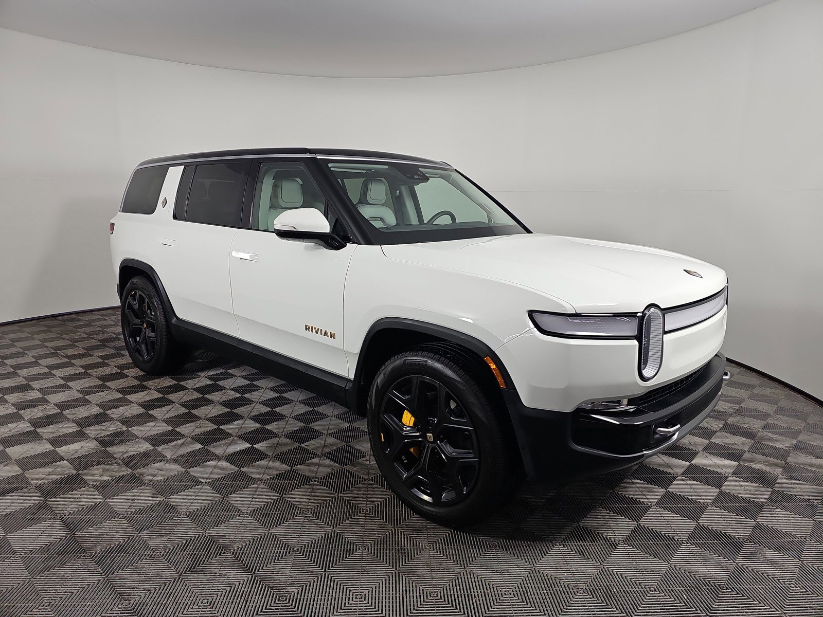 Used 2024 Rivian R1S Adventure AWD/4WD image 7