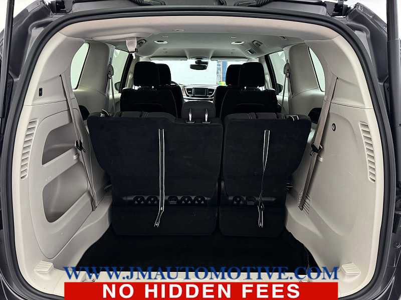 Used 2023 Chrysler Voyager LX image 17