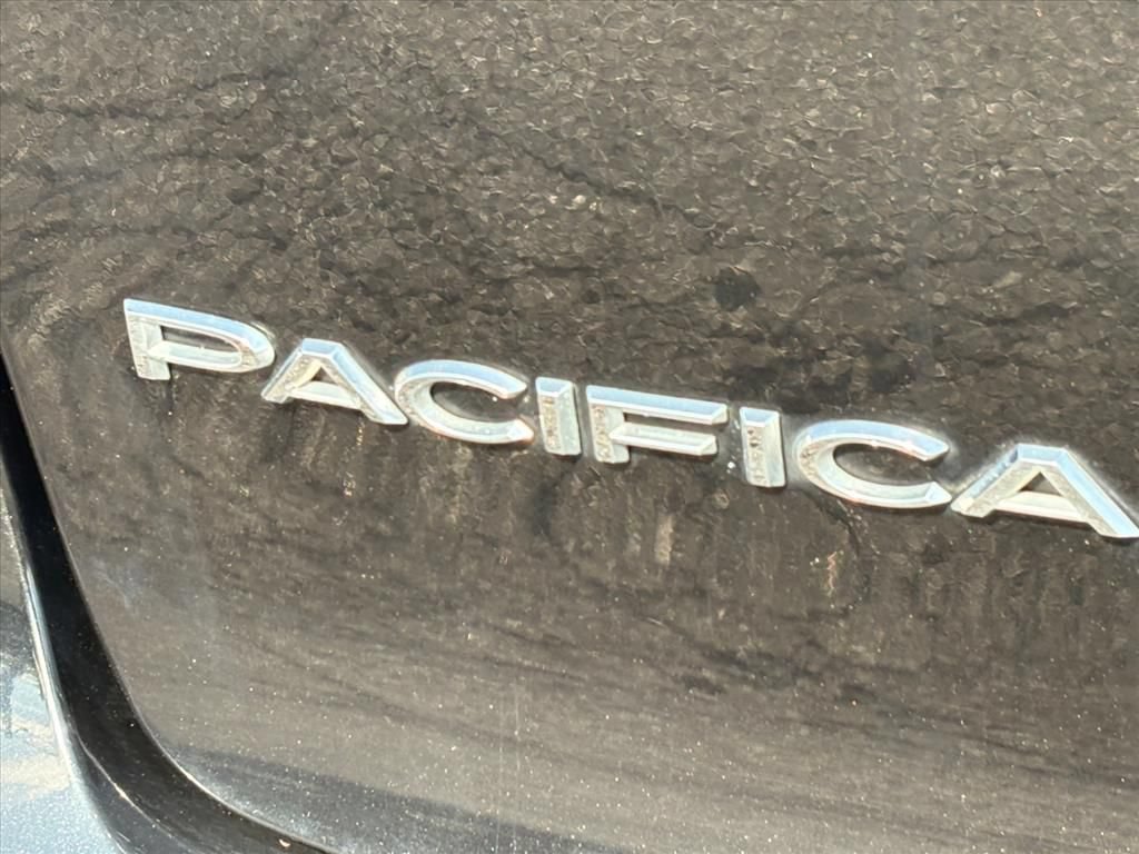 Used 2022 Chrysler Pacifica Touring-L FWD image 11
