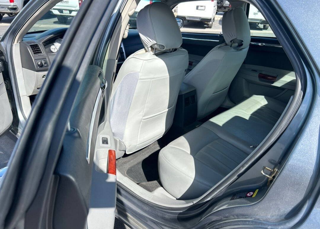 Used 2006 Chrysler 300 C w/ Navigation & Sound Group II RWD image 11