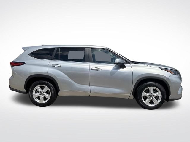 Used 2023 Toyota Highlander LE FWD image 11