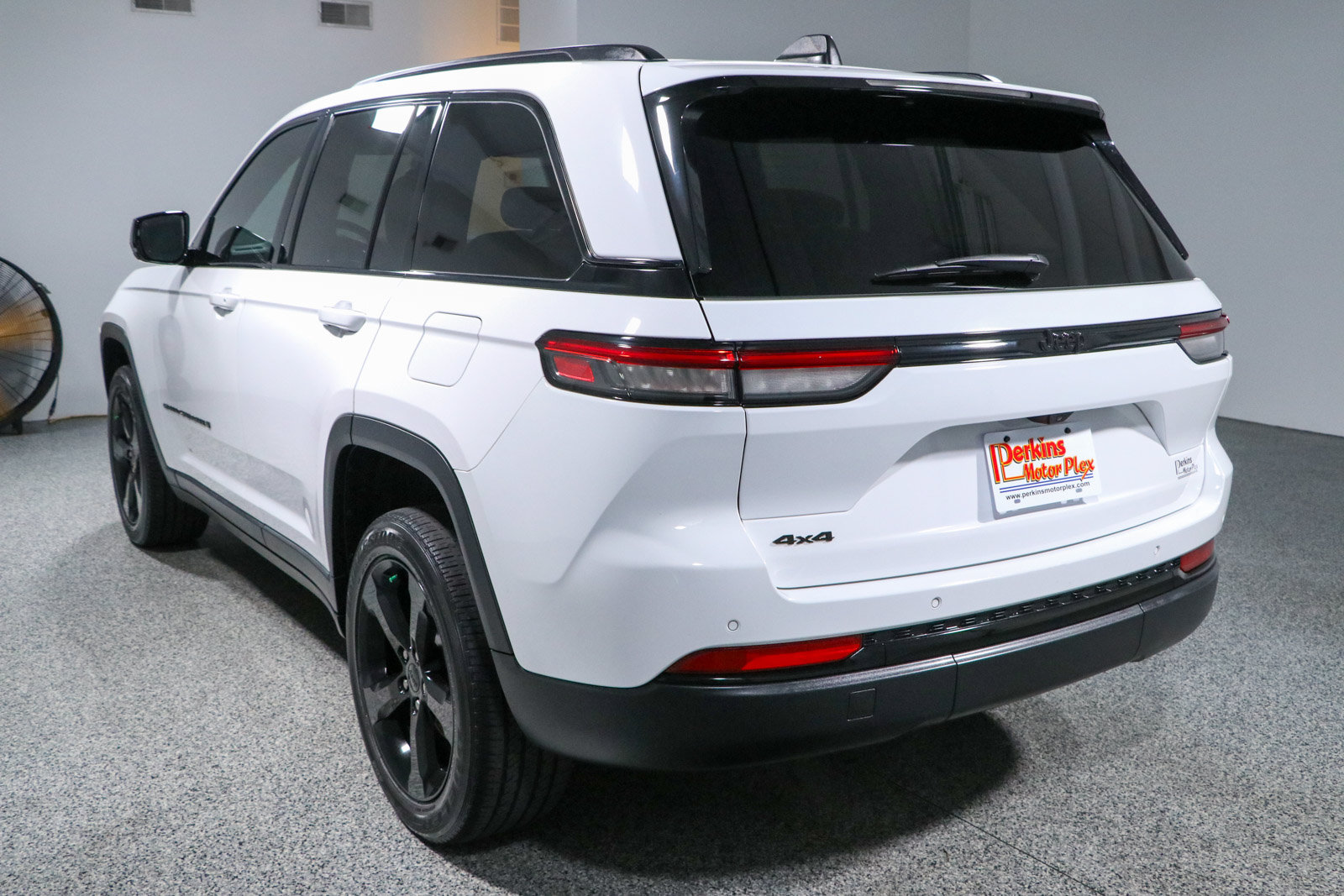 Used 2023 Jeep Grand Cherokee Altitude AWD/4WD image 9