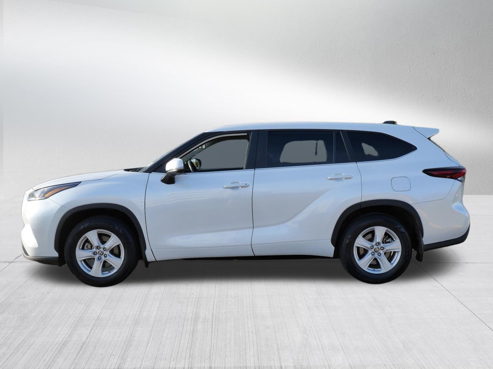 Used 2025 Toyota Highlander LE AWD/4WD image 4