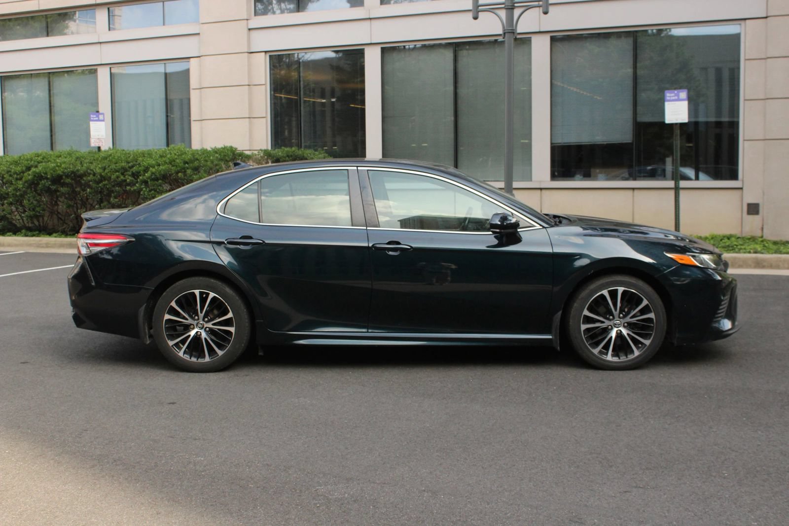 Used 2019 Toyota Camry SE FWD image 6
