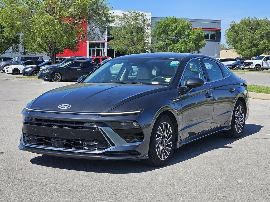 Used 2025 Hyundai Sonata SEL FWD image 2