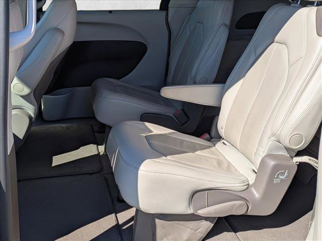 Used 2020 Chrysler Pacifica Touring-L image 16