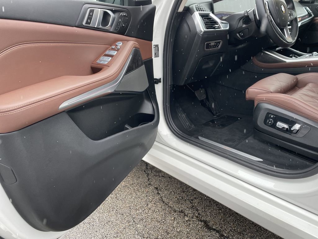 Used 2023 BMW X7 xDrive40i w/ Premium Package image 14