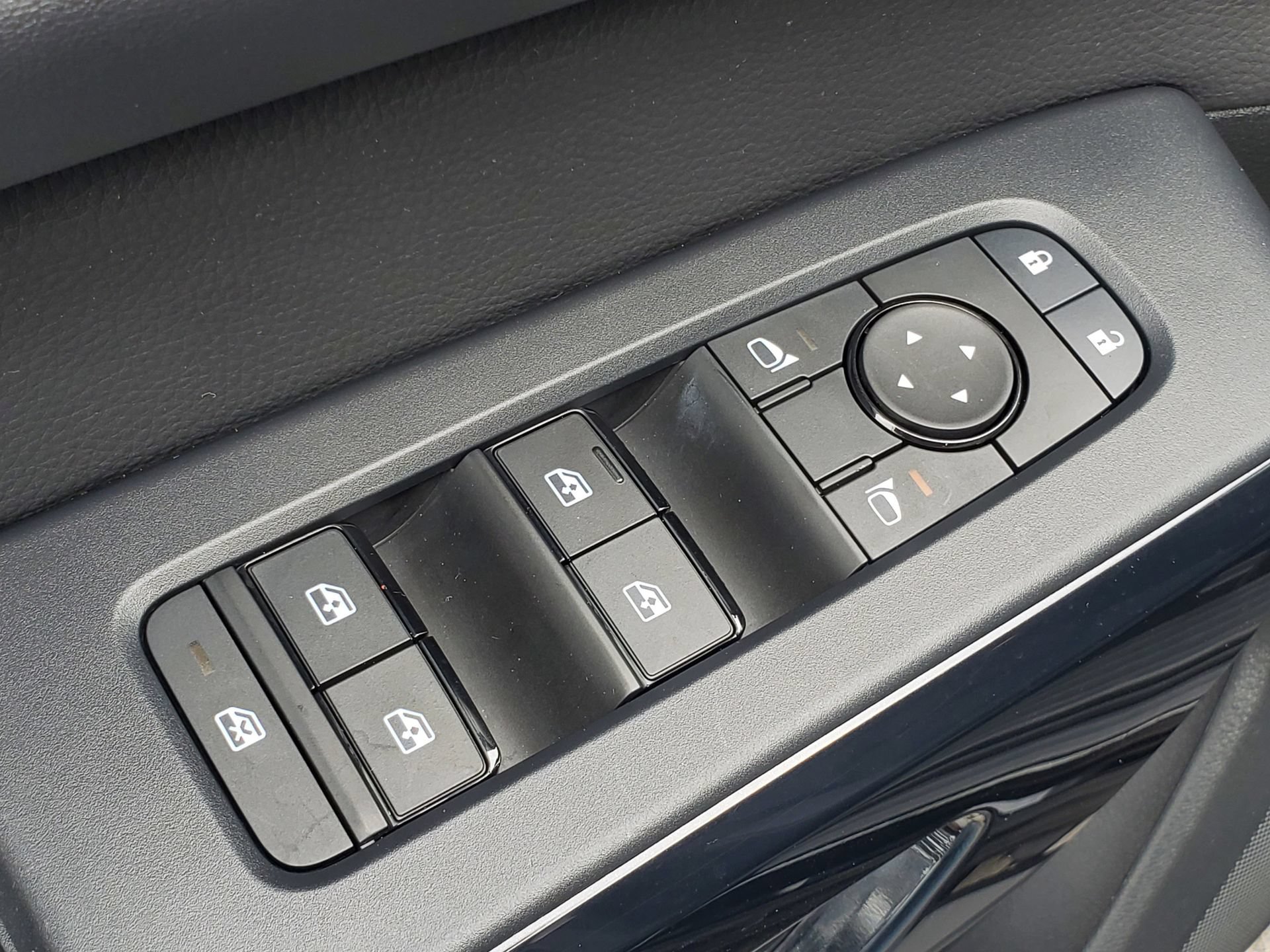Used 2025 Nissan Pathfinder SV FWD image 19
