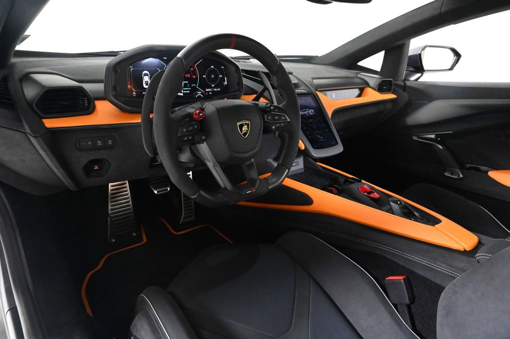Used 2025 Lamborghini Revuelto image 9