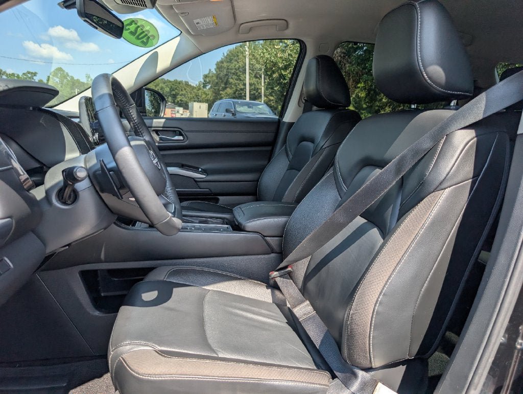 Used 2023 Nissan Pathfinder SL w/ Lighting Package (N92) FWD image 14
