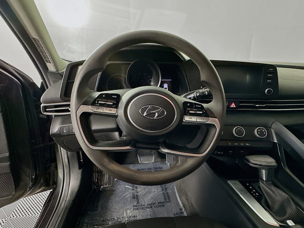 Used 2022 Hyundai Elantra SE image 16