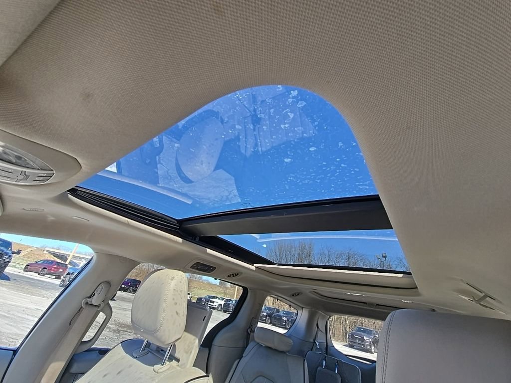 Used 2021 Chrysler Pacifica Limited w/ Uconnect Theater Family Group image 25