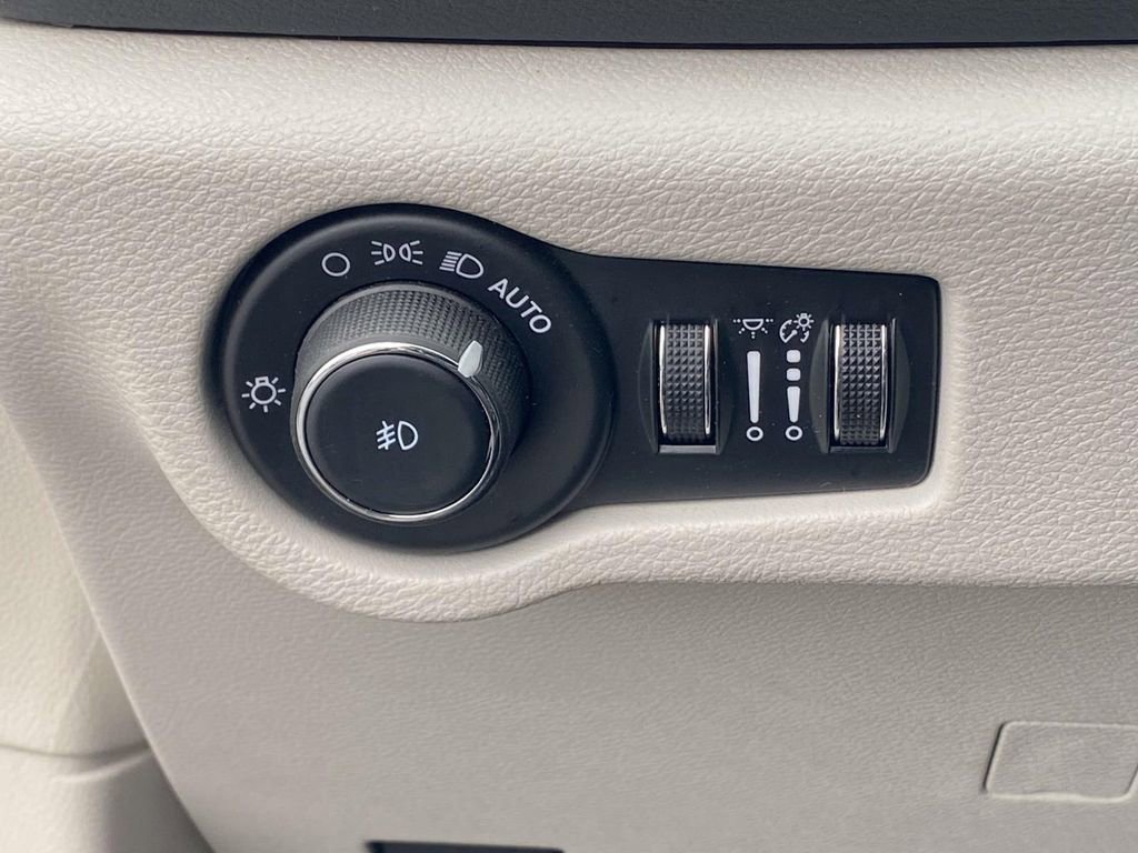 Used 2024 Chrysler Pacifica Touring-L image 17