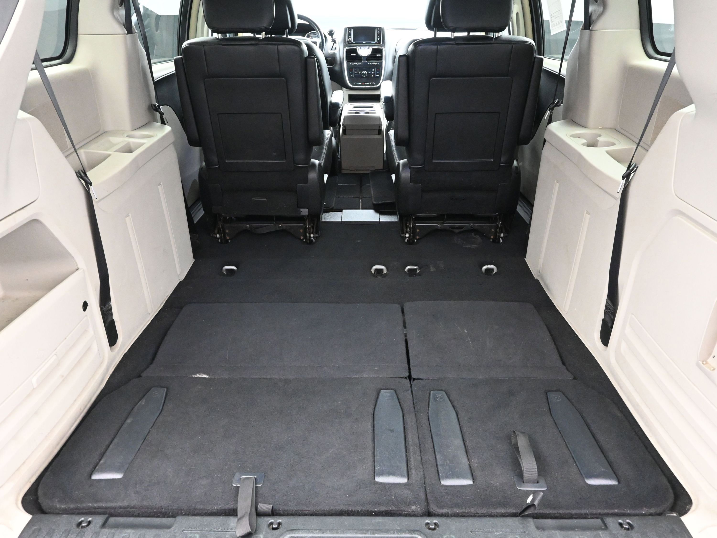 Used 2013 Chrysler Town & Country Touring image 26