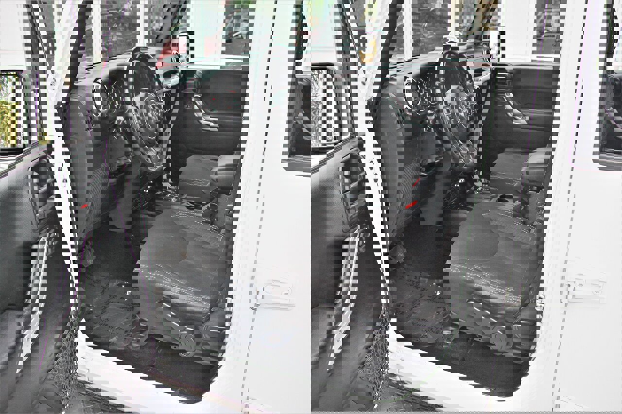 Used 2018 Jeep Wrangler Unlimited Sahara w/ Connectivity Group image 16