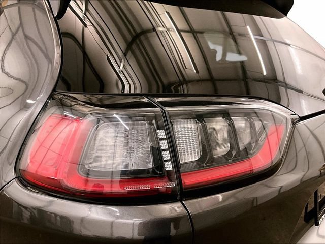 Used 2019 Jeep Cherokee Latitude Plus w/ Cold Weather Group AWD/4WD image 28