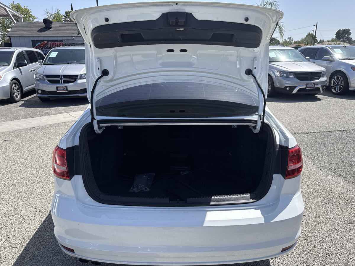 Used 2015 Volkswagen Jetta Sport FWD image 12