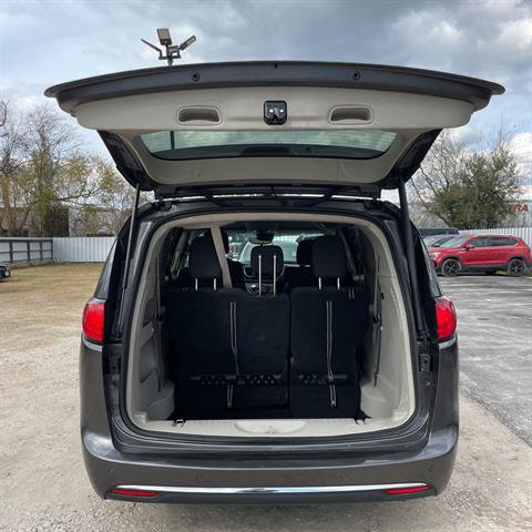 Used 2023 Chrysler Voyager LX image 9