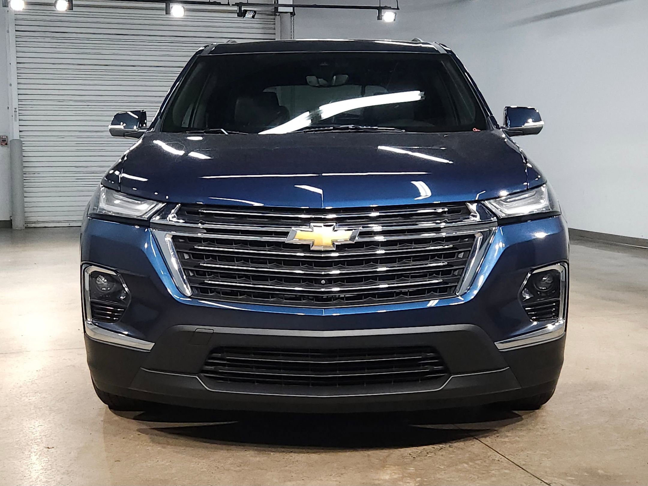 Used 2023 Chevrolet Traverse LT w/ Rear Camera Mirror Package FWD image 2