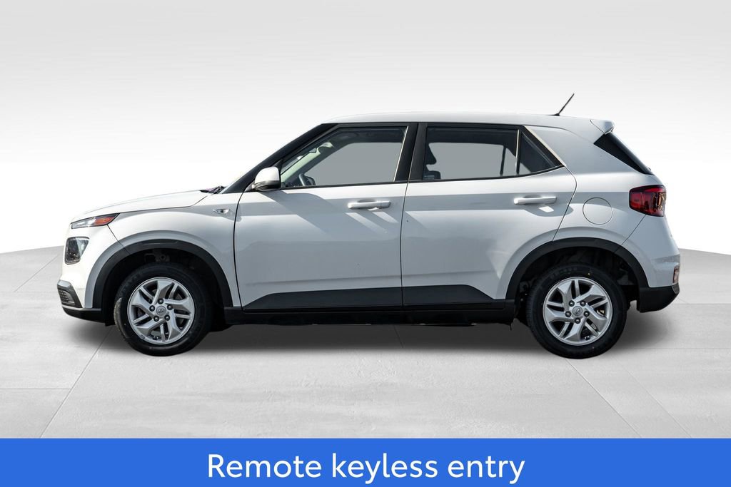 Used 2023 Hyundai Venue SE FWD image 4