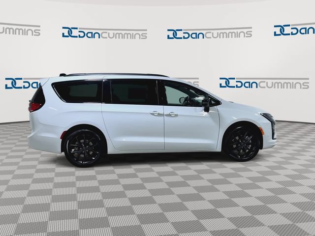 New 2027 Chrysler Pacifica Limited AWD/4WD image 2