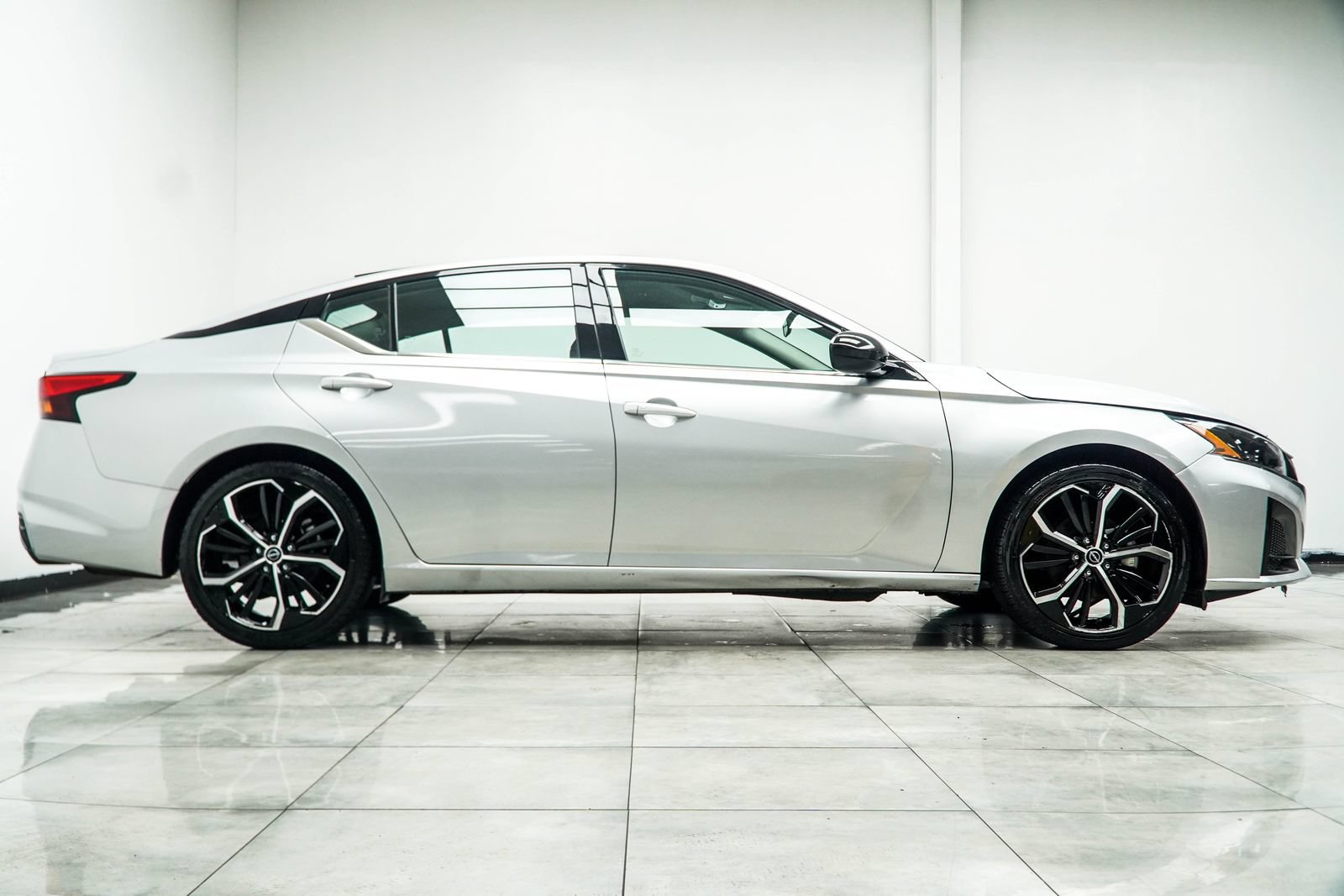 Used 2024 Nissan Altima 2.5 SR FWD image 7