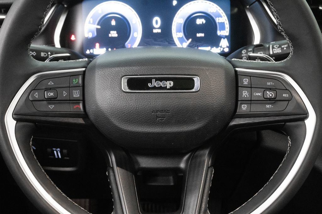 Used 2025 Jeep Grand Cherokee Altitude AWD/4WD image 17