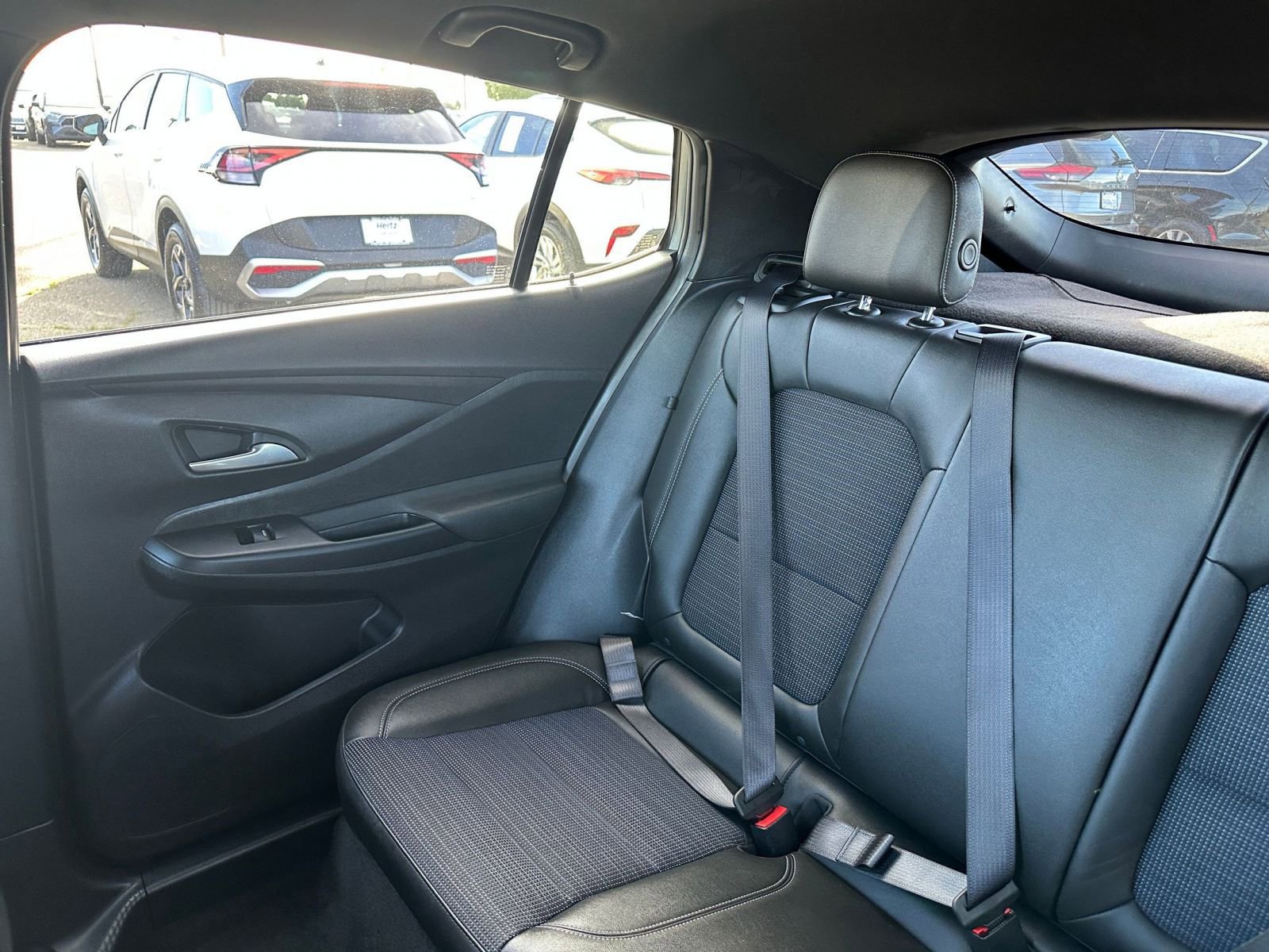 Used 2025 Buick Envista Preferred image 40