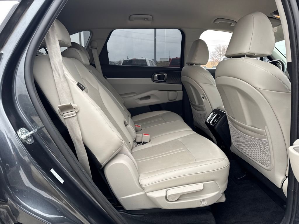 Used 2025 Kia Sorento S image 13