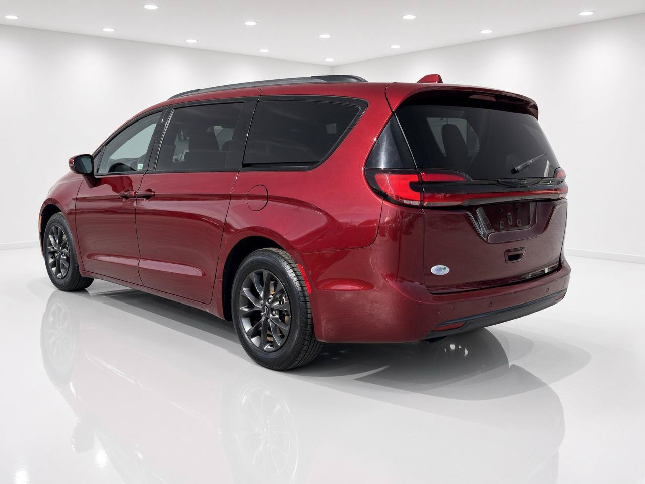 Used 2021 Chrysler Pacifica Touring-L w/ S Appearance Package FWD image 3