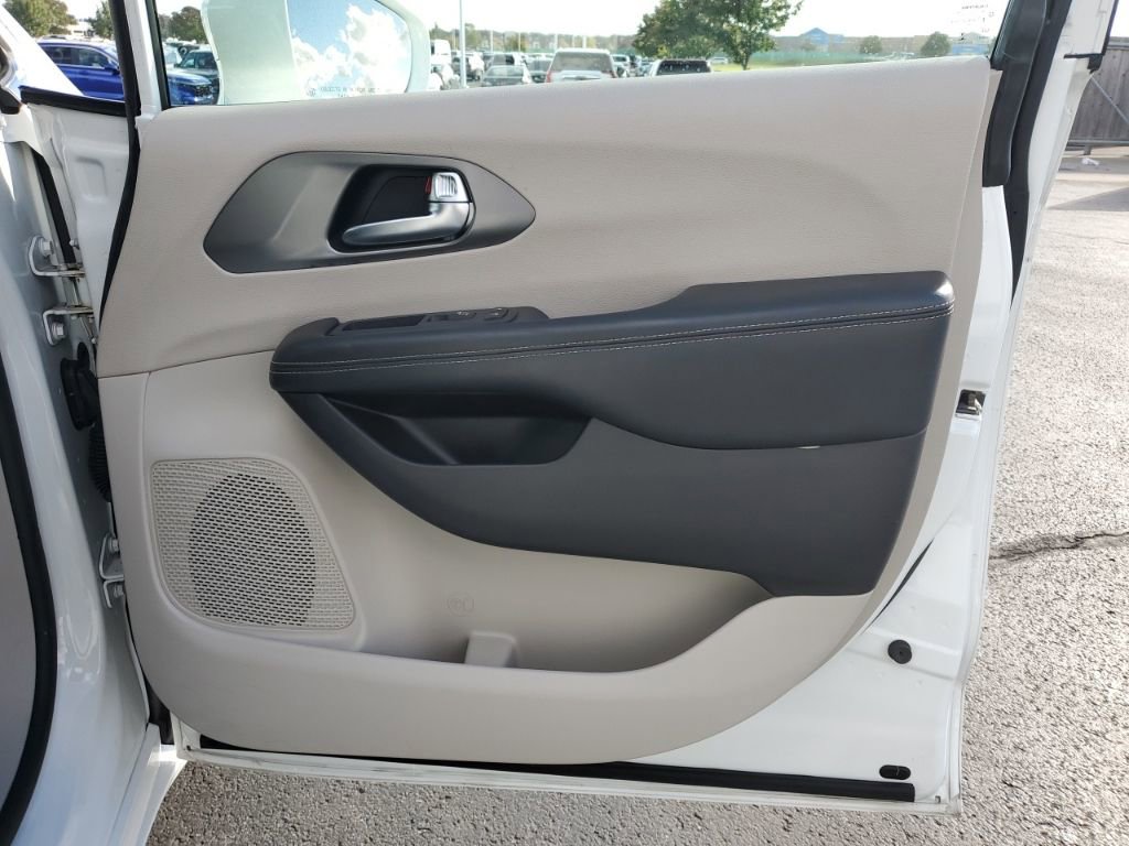 Used 2022 Chrysler Pacifica Touring-L image 36
