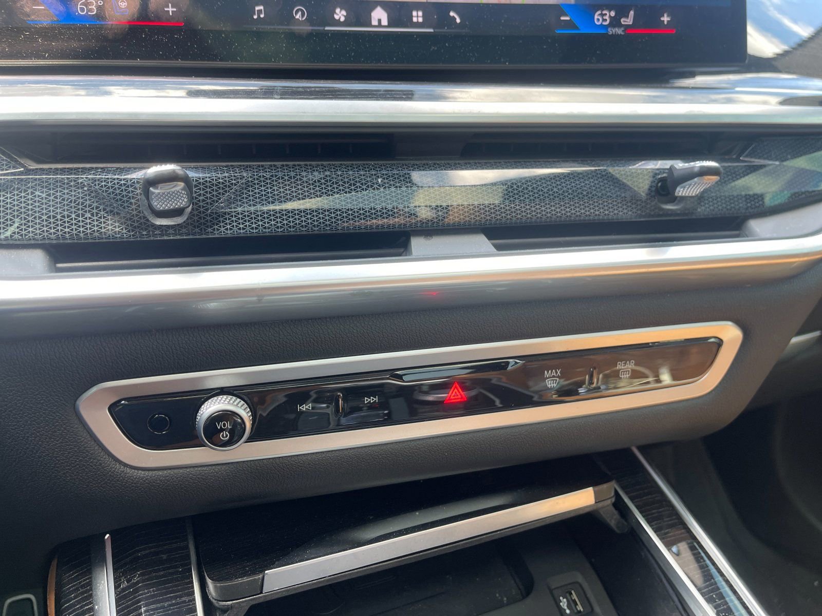 Used 2024 BMW X7 xDrive40i w/ Executive Package image 25