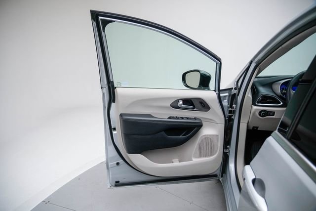 Used 2024 Chrysler Pacifica Touring-L image 22
