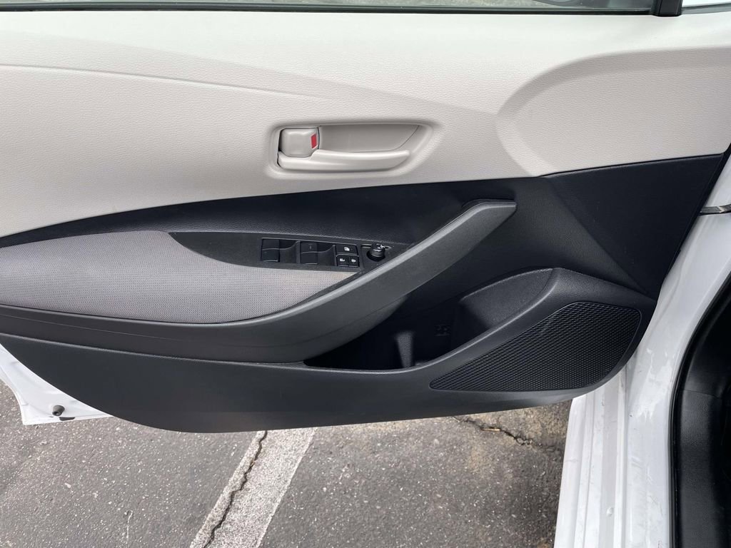 Used 2025 Toyota Corolla LE image 26