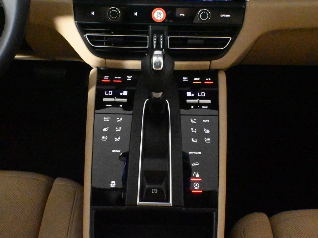 Used 2025 Porsche Macan AWD/4WD image 25