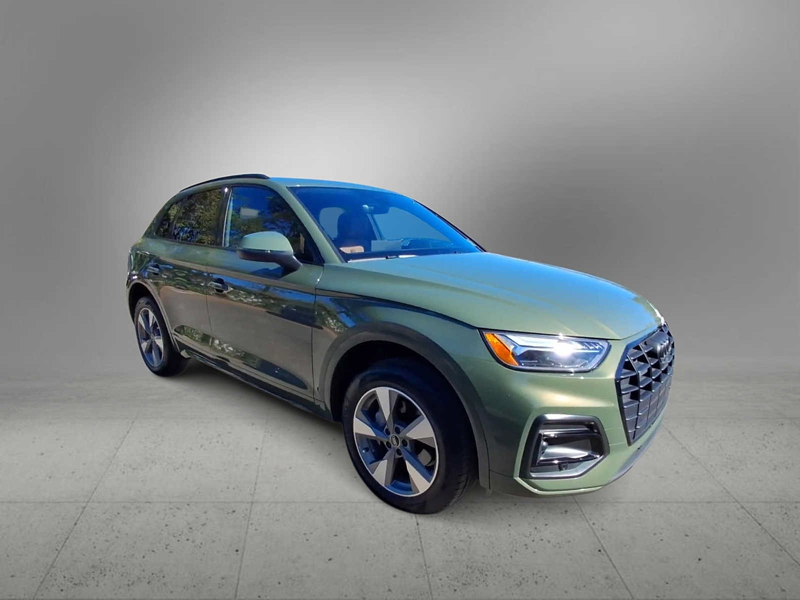 Used 2024 Audi Q5 Premium Plus AWD/4WD image 2