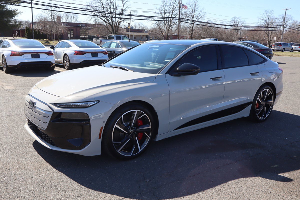 Used 2025 Audi S6 e-tron Prestige w/ 21" Black Optic Package image 1