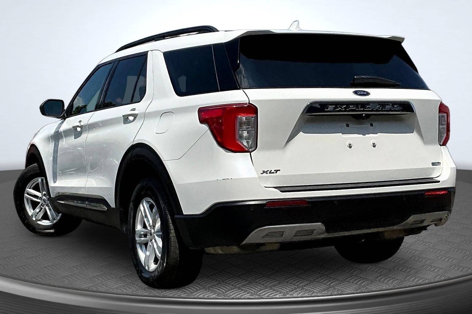 Used 2020 Ford Explorer XLT w/ Equipment Group 202A AWD/4WD image 3