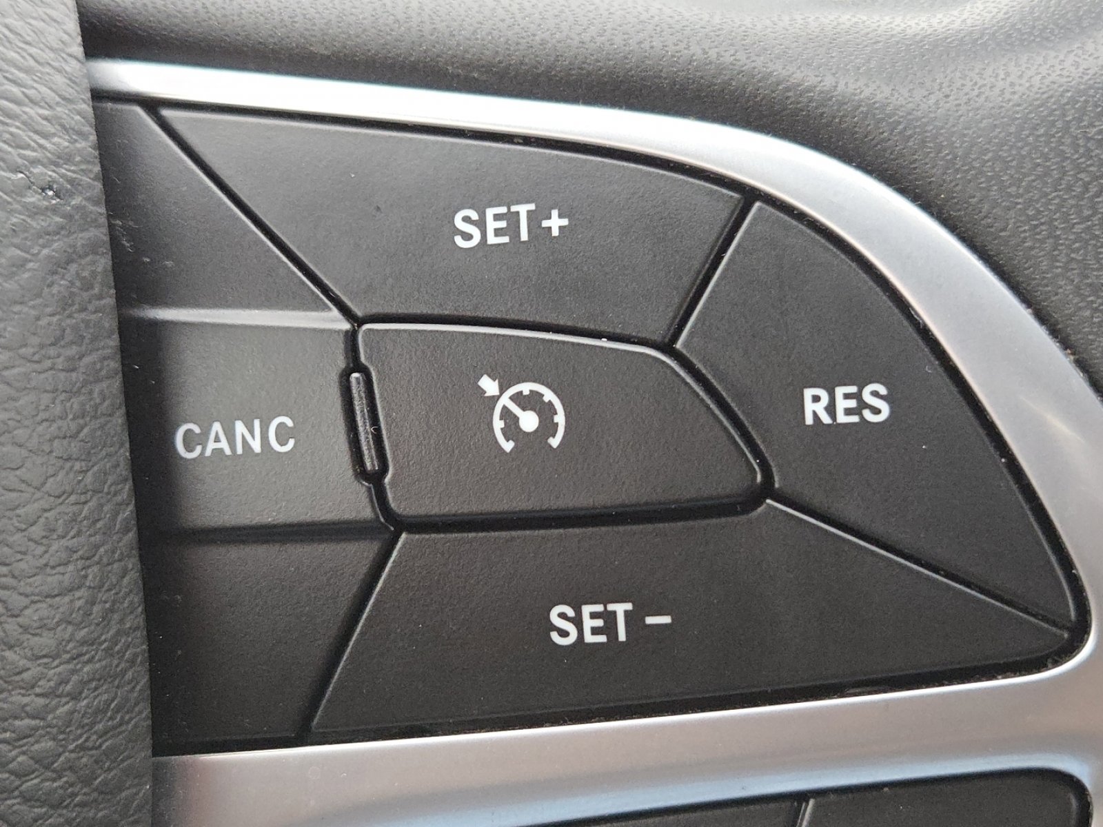 Used 2023 Chrysler Voyager LX image 30