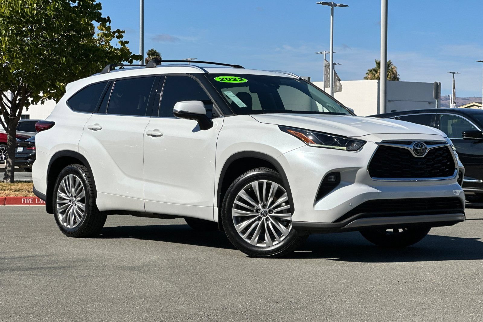 Used 2022 Toyota Highlander Platinum FWD image 2