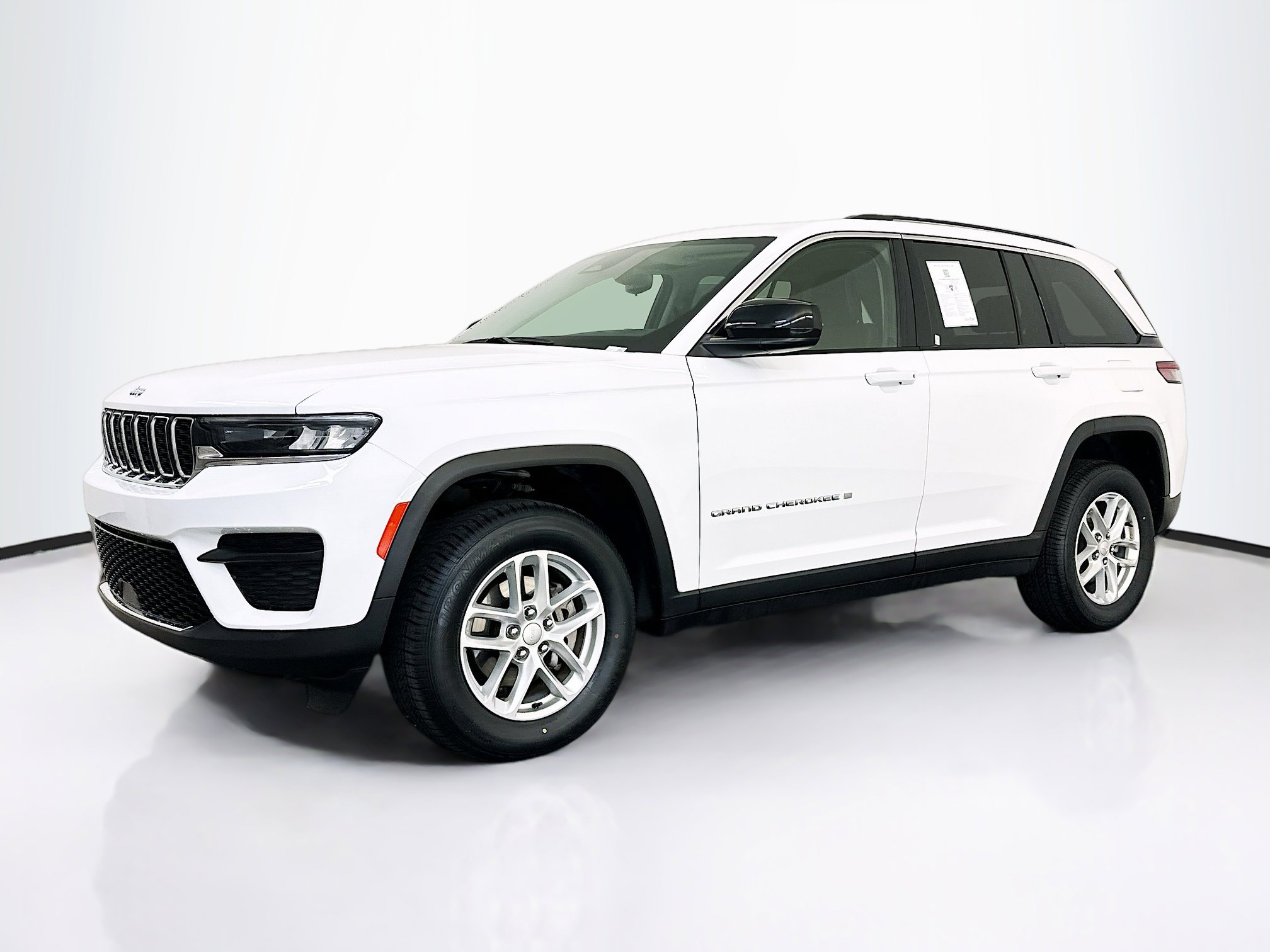 Used 2023 Jeep Grand Cherokee Laredo image 3