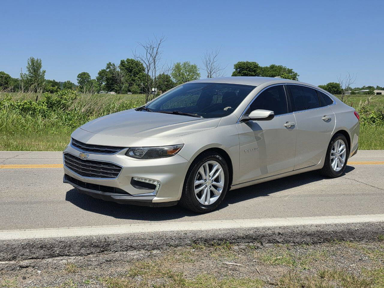 Used 2016 Chevrolet Malibu LT FWD image 2
